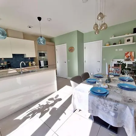 Modern Close To Airport, And Beaches Feriehus *