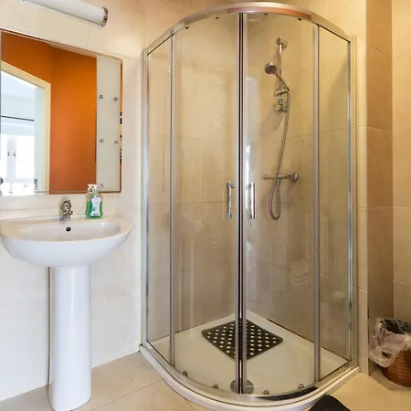 Holiday home Modern Close To Airport, And Beaches