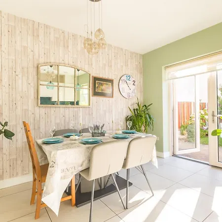 Modern Close To Airport, And Beaches Holiday home *