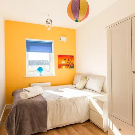 Modern Close To Airport, And Beaches Feriehus *
